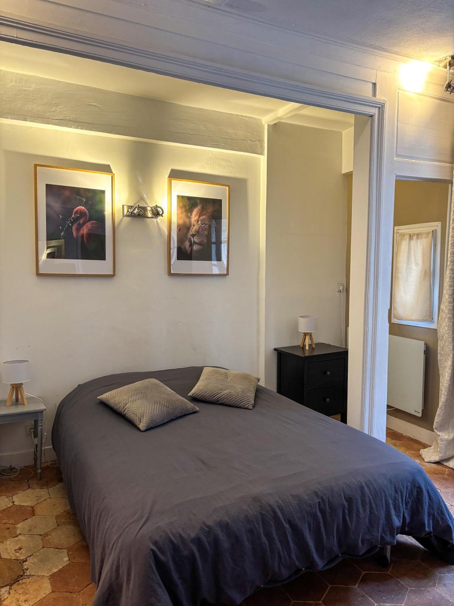 Parvis Cloitre Notre Dame Apartment *